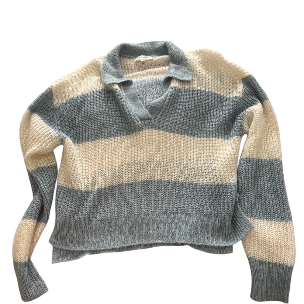 Cream and Blue V-Neck Cropped Sweater with Ribbed Texture